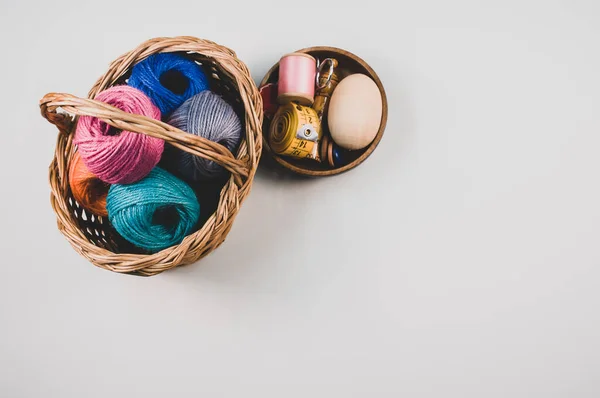 Een Stapel Kleurrijke Textielballen Van Wol Een Rieten Mandje Grijze — Stockfoto