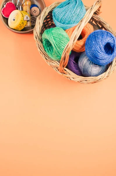 Ein Haufen Bunter Textilknäuel Aus Wolle Einem Weidenkorb Auf Orangefarbenem — Stockfoto
