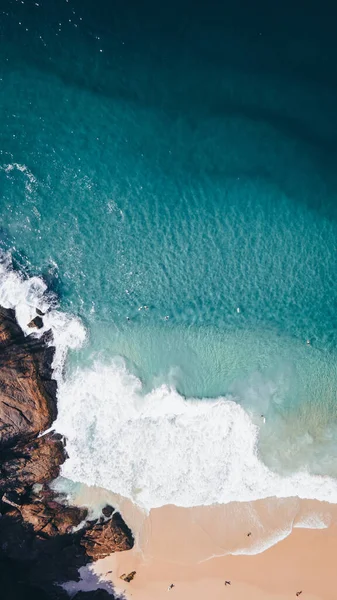 さわやかな深い青い海の水と岩の多い海岸のオーバーヘッドショット — ストック写真