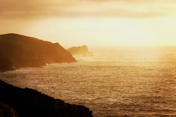 黄昏时分 在美丽的金色落日下 大海的风景被悬崖环绕着 — 图库照片