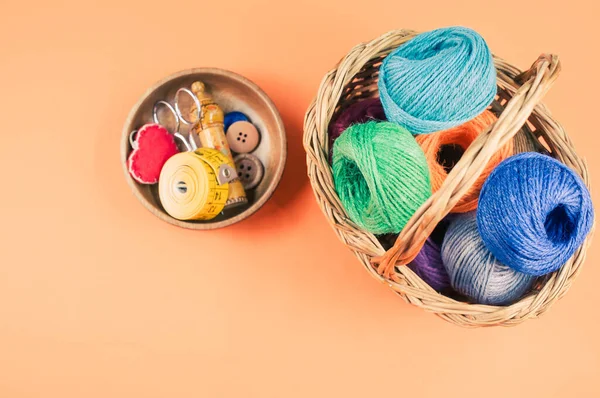 Een Stapel Kleurrijke Textielballen Van Wol Een Rieten Mandje Oranje — Stockfoto