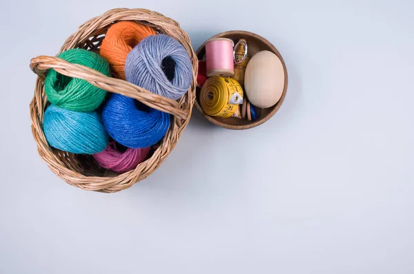 Een Stapel Kleurrijke Textielballen Van Wol Een Rieten Mandje Blauwe — Stockfoto