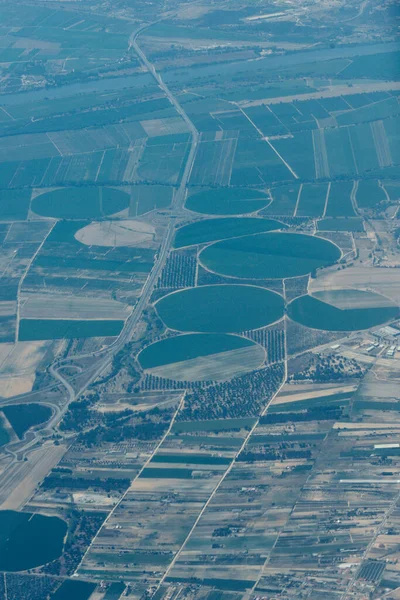 以集约农业和灌溉计划为特色的山谷垂直鸟瞰图 — 图库照片