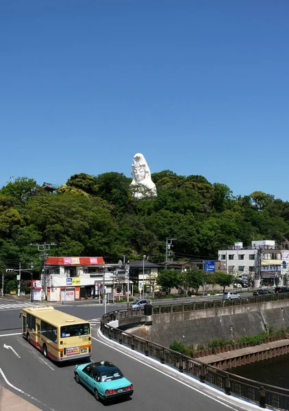 日本大船渡市 2021年4月21日大船渡観音寺の眺めと大船渡駅から見た巨大な仏像歩行者天国 — ストック写真