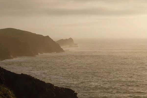 Een Landschap Van Zee Omringd Door Kliffen Tijdens Een Prachtige — Stockfoto