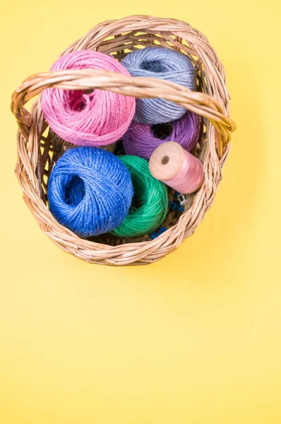 Ein Haufen Bunter Textilknäuel Aus Wolle Einem Weidenkorb Auf Gelbem — Stockfoto