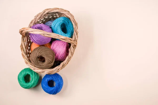Een Stapel Kleurrijke Textielballen Van Wol Een Rieten Mandje Bruine — Stockfoto