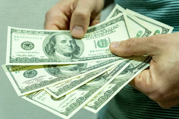 Ręce Mężczyzny Trzymające Amerykańskie Pieniądze 100 Dolarów — Zdjęcie stockowe