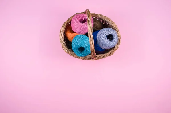 Купка Різнокольорових Текстильних Кульок Вовни Плетеному Кошику Рожевому Тлі Копією — стокове фото