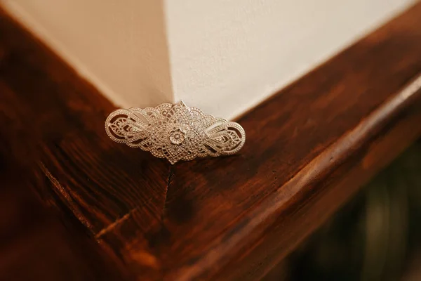 Lesklý Stříbrný Doplněk Nevěsty Dřevěném Povrchu — Stock fotografie