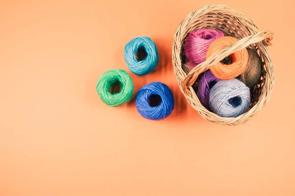 Een Stapel Kleurrijke Textielballen Van Wol Een Rieten Mandje Oranje — Stockfoto