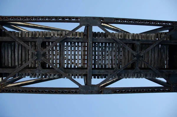 Низький Кут Пострілу Красивого Іржавого Металевого Мосту Під Яскравим Блакитним — стокове фото