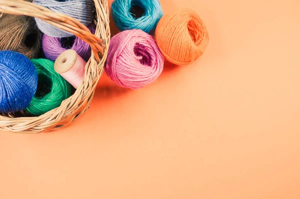 Een Stapel Kleurrijke Textielballen Van Wol Een Rieten Mandje Oranje — Stockfoto
