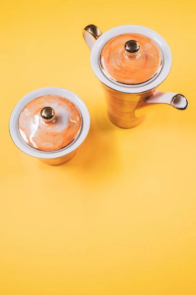 Una Vista Superior Una Tetera Cubierta Naranja Una Taza Cubierta — Foto de Stock