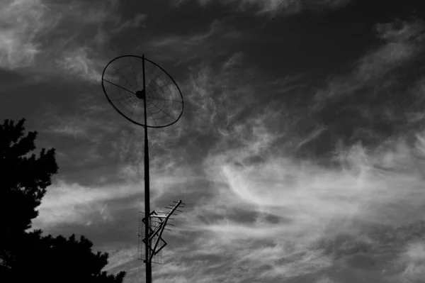 Uma Imagem Tons Cinza Uma Antena Antena Parabólica Fundo Céu — Fotografia de Stock