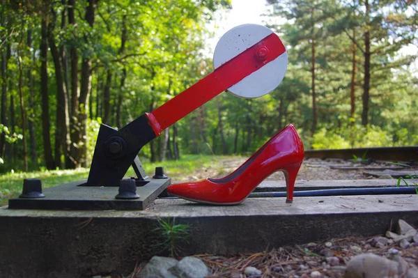 Боковой Вид Красной Туфли Высоком Каблуке Оставленной Рельсе — стоковое фото