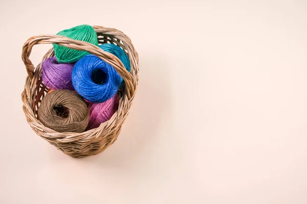 Een Stapel Kleurrijke Textielballen Van Wol Een Rieten Mandje Bruine — Stockfoto