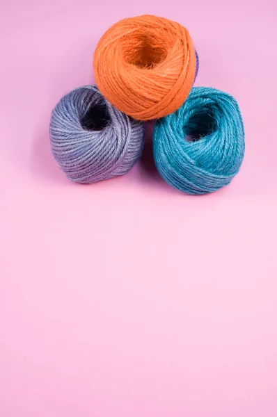 粉色背景上带有复制空间的柔软多彩的羊毛毛球特写 — 图库照片