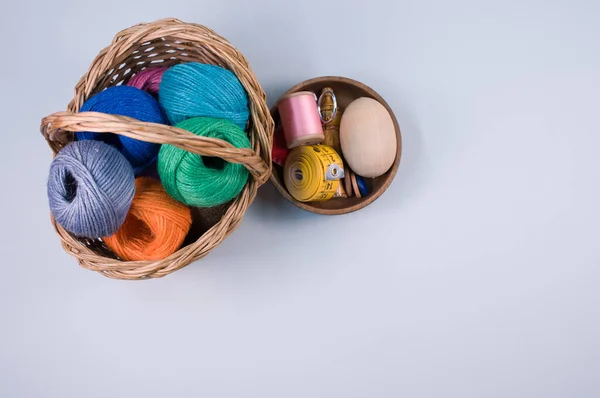 Een Stapel Kleurrijke Textielballen Van Wol Een Rieten Mandje Grijze — Stockfoto