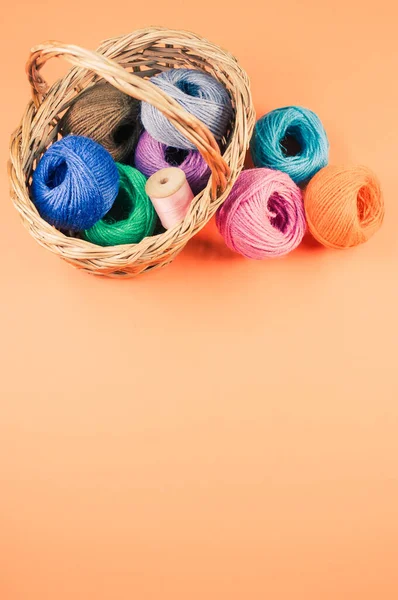 Een Stapel Kleurrijke Textielballen Van Wol Een Rieten Mandje Oranje — Stockfoto