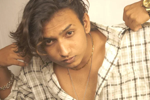 一个穿着格子衬衫的年轻印度男子的画像 — 图库照片