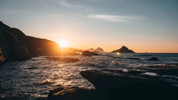 一个美丽的日出在大岩石和平静的水的海上 — 图库照片
