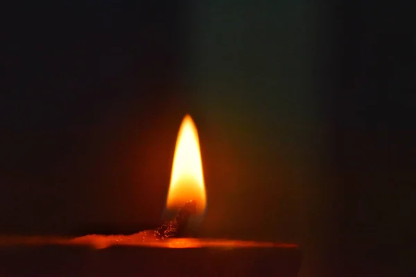 Eine Nahaufnahme Einer Brennenden Kerze Mit Dunklem Hintergrund — Stockfoto