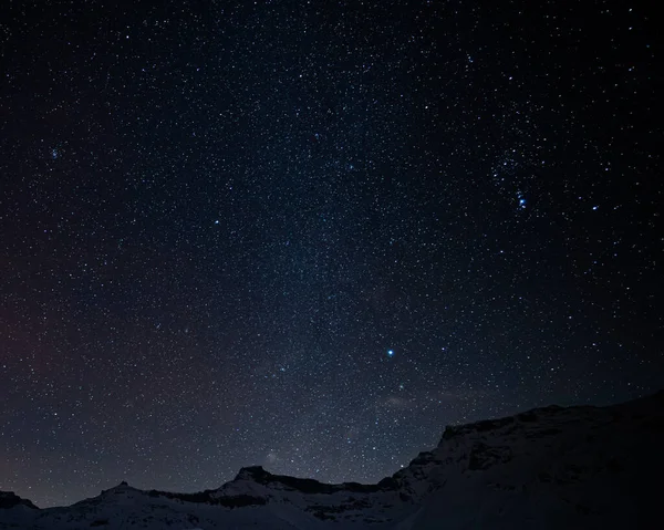 Paisaje Montañas Nevadas Rocosas Bajo Cielo Estrellado Por Noche Perfecto — Foto de Stock
