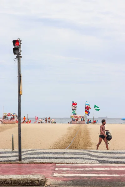 Rio Janeiro Brazil 2017年12月6日 一张有旗帜和行人的海滩美景的垂直照片 — 图库照片