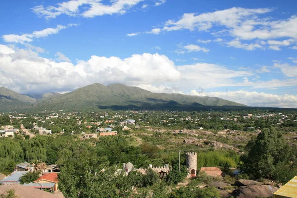 Une Belle Vue Sur Village Verdoyant Avec Château Montagne Terre — Photo