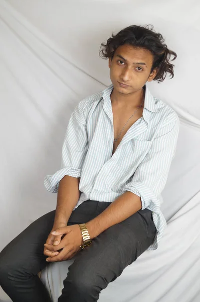 印度男子穿着白衬衫摆出忧郁模样的纵向照片 — 图库照片