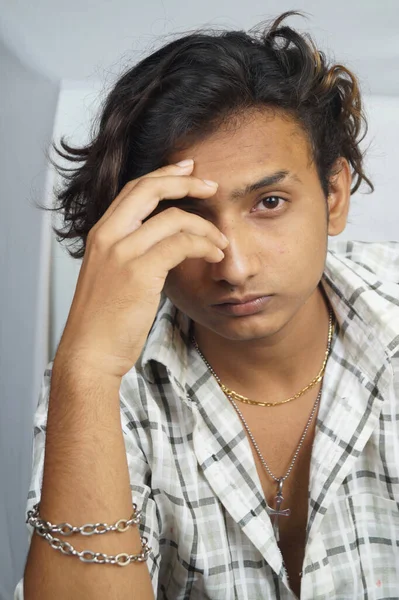 Vertikální Snímek Mladého Indiánského Muže Sedícího Smutnou Melancholickou Tváří — Stock fotografie
