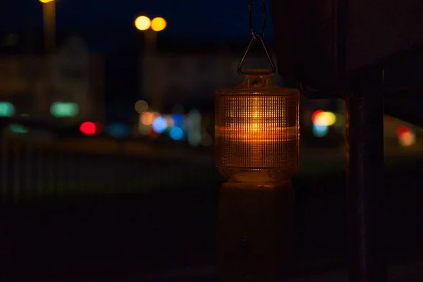 Kilátás Egy Lámpás Lóg Rúd Utcán Színes Homályos Fények Háttér — Stock Fotó