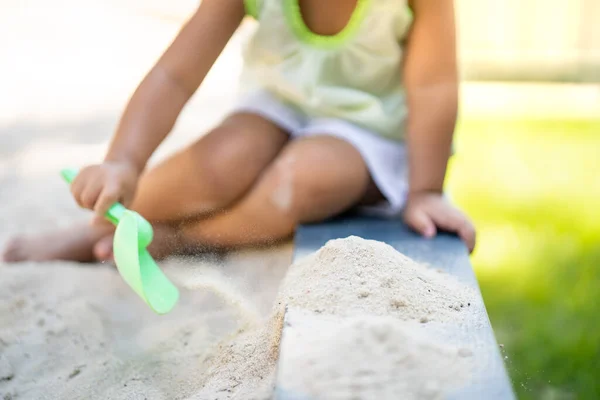Крупный План Маленькой Игрушечной Лопаты Руках Девочки Играющей Песком Парке — стоковое фото