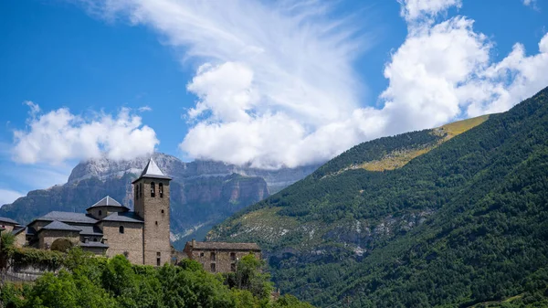 Una Vista Tremenda Del Valle Ordesa Con Colinas Verdes Cielo — Foto de Stock