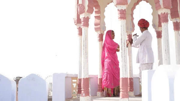 Geleneksel Giysiler Içinde Birbirleriyle Konuşan Hintli Bir Çift — Stok fotoğraf