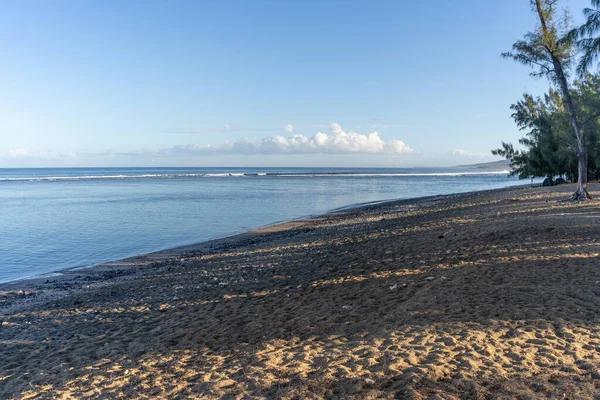 Uma Bela Paisagem Com Mar Calmo Fundo Céu Azul — Fotografia de Stock