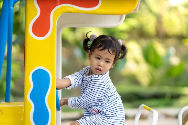 Uma Menina Tailandesa Bonito Jogando Playground Parque Tailândia — Fotografia de Stock