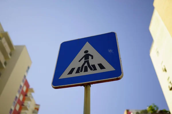 Ein Fußgängerüberweg Straßenschild Blauen Himmel Hintergrund — Stockfoto