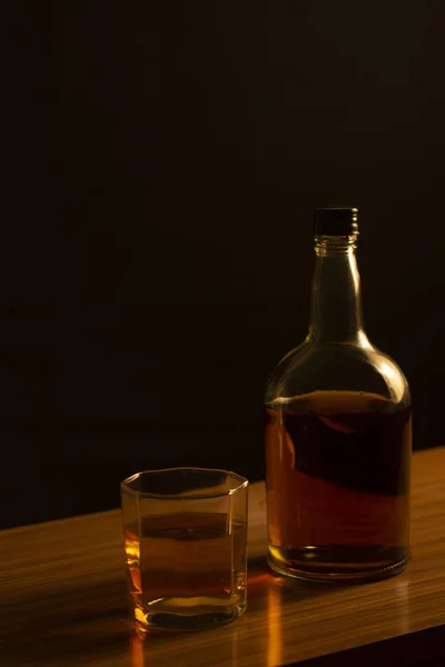 Une Bouteille Verre Whisky Sur Table — Photo