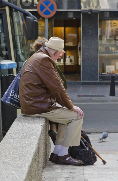 Fuen Hiszpania Kwi 2014 Starszy Mężczyzna Laską Czekający Autobus Hiszpania — Zdjęcie stockowe