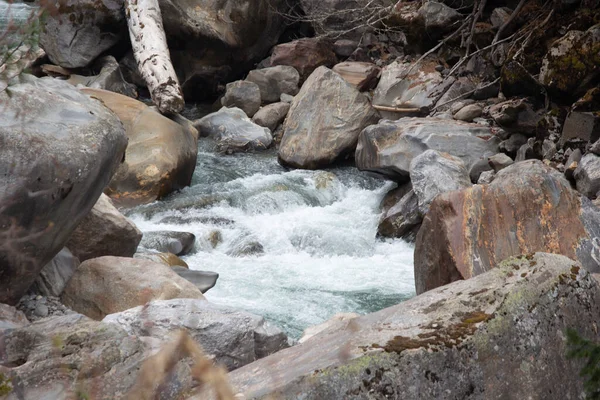 Быстрая Река Протекающая Через Большие Скалы Выстрел Касола Химачал Прадеш — стоковое фото