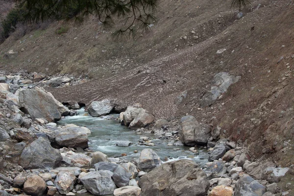 一条流过岩石地形的山河 — 图库照片