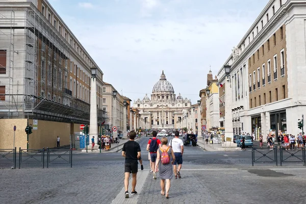 ローマ イタリア 2019年9月1日 観光客がイタリア ローマのサン ピエトロ大聖堂に向かって歩く — ストック写真