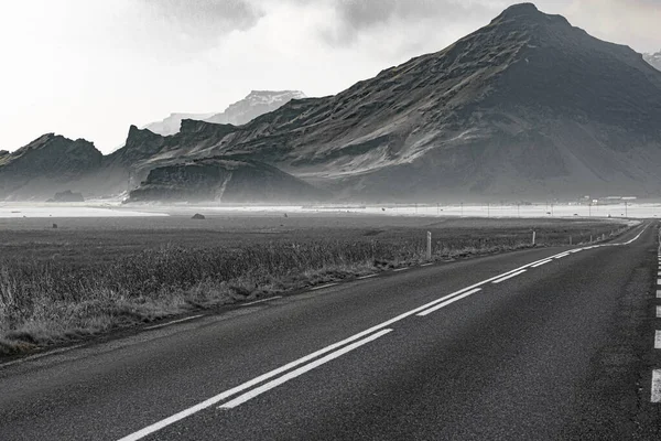 Una Vista Panorámica Camino Recto Asfalto Contra Paisaje Montaña Día — Foto de Stock