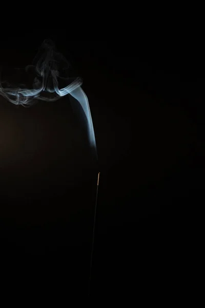 黒い背景に抽象的な青い煙の閉鎖 — ストック写真
