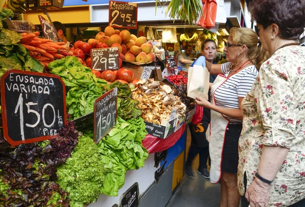 Malaga Espanha Junho 2016 Uma Mulher Que Vende Legumes Frescos — Fotografia de Stock