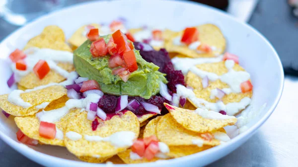 Eine Nahaufnahme Von Knusprigen Nachos Mit Soße Und Zwiebeln Serviert — Stockfoto