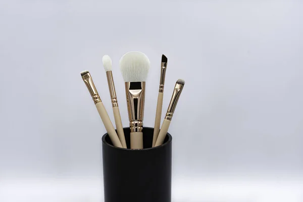 Primer Plano Varios Cepillos Maquillaje Soporte Negro Sobre Fondo Blanco — Foto de Stock