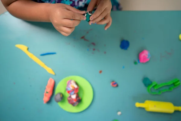 Een Oppere Uitzicht Van Een Kind Makende Schepsels Met Plasticine — Stockfoto